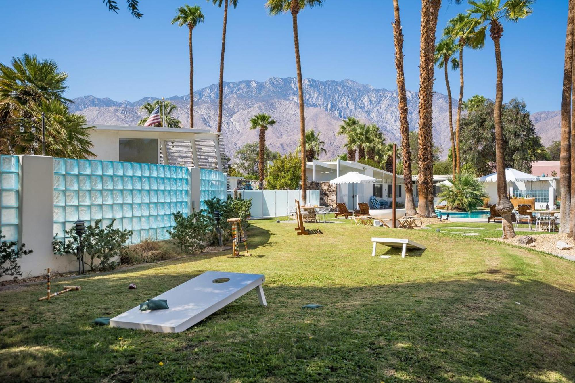 The Monkey Tree Hotel Buyout By Avantstay Entire Hotel Buyout Funky Rooms W Modern Amenities Palm Springs Exterior photo